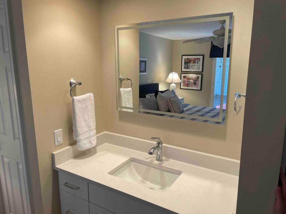 In The Heart Of Harbour Town 2Br 2Ba Pool Access Close To Beach Hilton Head Island Zewnętrze zdjęcie